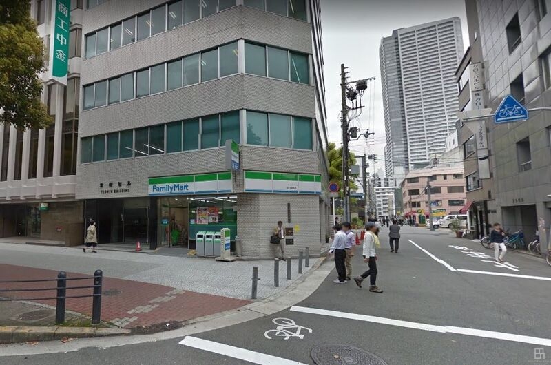 コンビニ　ファミリーマート本町駅西店（コンビニ）まで165m