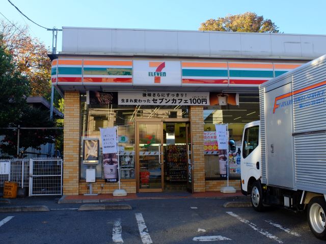 コンビニ　セブンイレブン（コンビニ）まで302m