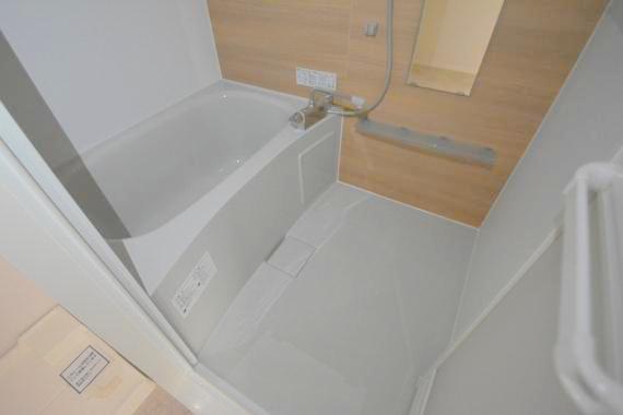 バス・シャワールーム　バスルームはトイレと別々で、広々としていますよ。