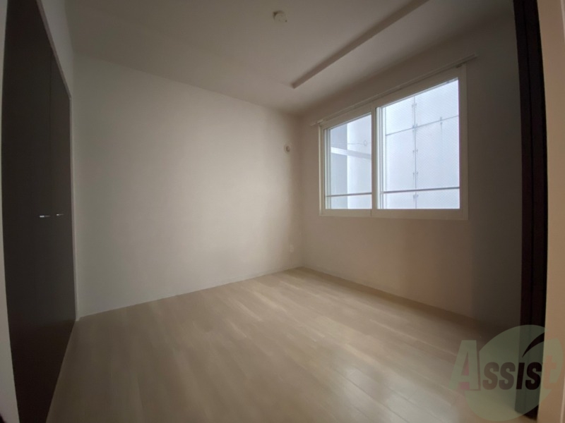 その他部屋・スペース　寝室はこちらです。光が差し込む、温かみのあるお部屋です。