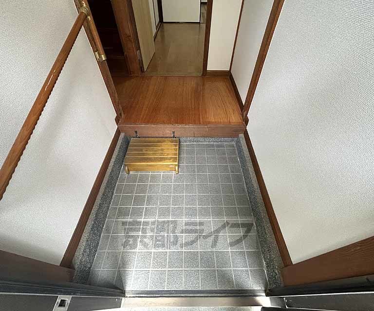 玄関　玄関に手摺りついてます