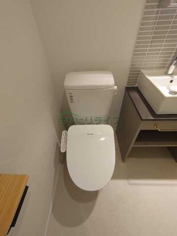 都営大江戸線 飯田橋駅 徒歩12分 8階建 築43年のトイレ写真
