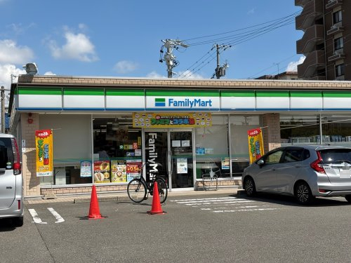 コンビニ　ファミリーマート岩倉旭町一丁目店（コンビニ）まで560m