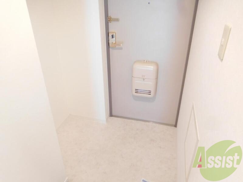 玄関　清潔感のあるトイレですね。