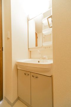 洗面設備　ゆったりとスペースのある洗面所