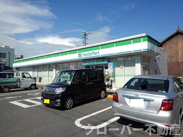 その他　ファミリーマート坂出文京町店まで450m
