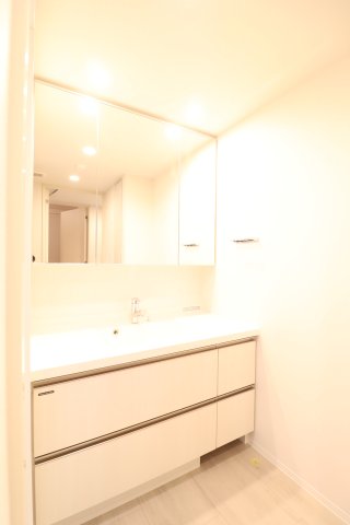 洗面設備　間取り反転タイプのお部屋の写真です。 前回募集時の写真です。
