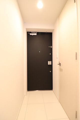 玄関　間取り反転タイプのお部屋の写真です。 前回募集時の写真です。