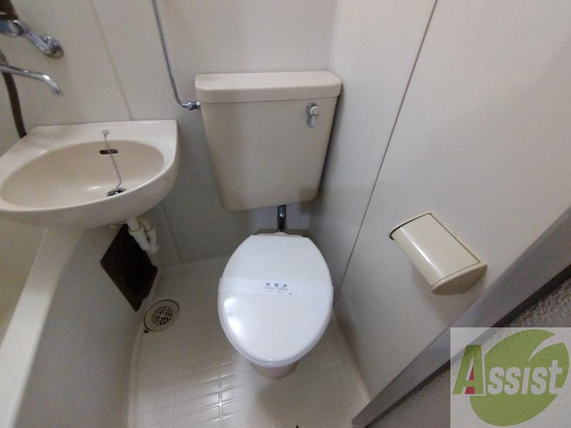 トイレ　ユニットバス内のトイレです。一人暮らしなら十分ですね。