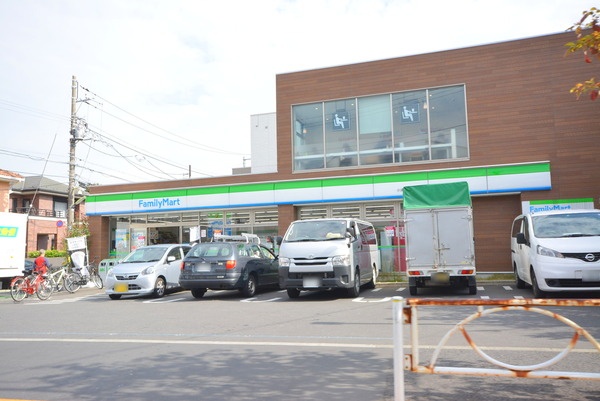 コンビニ　ファミリーマート 小浦世田谷梅丘店（コンビニ）まで374m