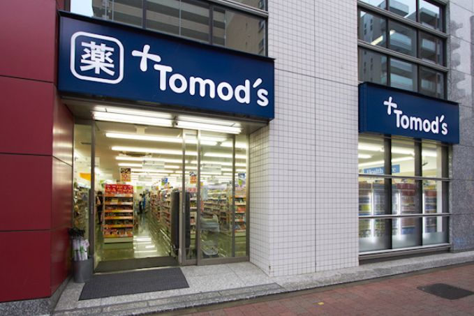 ドラックストア　トモズ西新宿五丁目店（ドラッグストア）まで497m