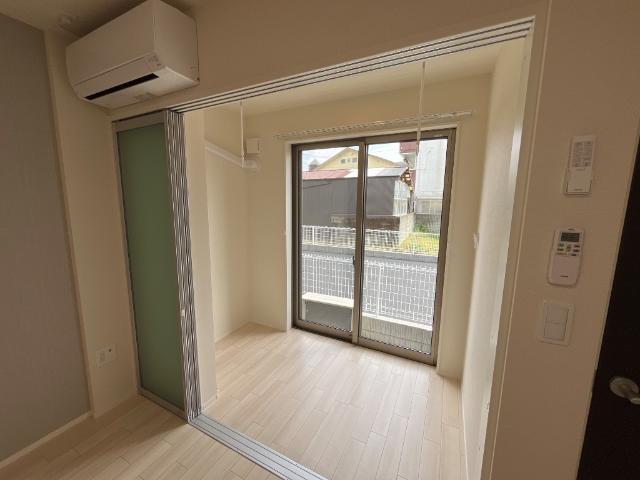 開成町古田島新築アパート工事の居間写真