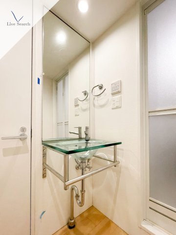 洗面設備　※写真は同じマンションの違う部屋のものになります。