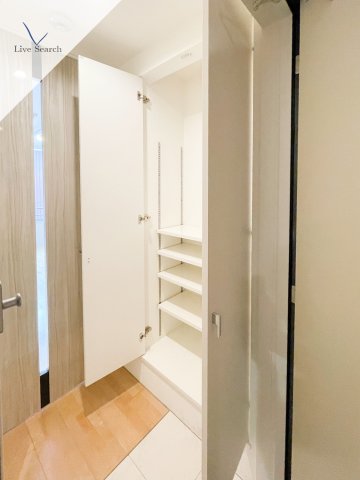 玄関　※写真は同じマンションの違う部屋のものになります。