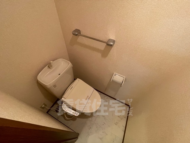 京王線 千歳烏山駅 バス乗車時間：15分 最寄りバス停で下車 徒歩2分 2階建 築23年のトイレ写真
