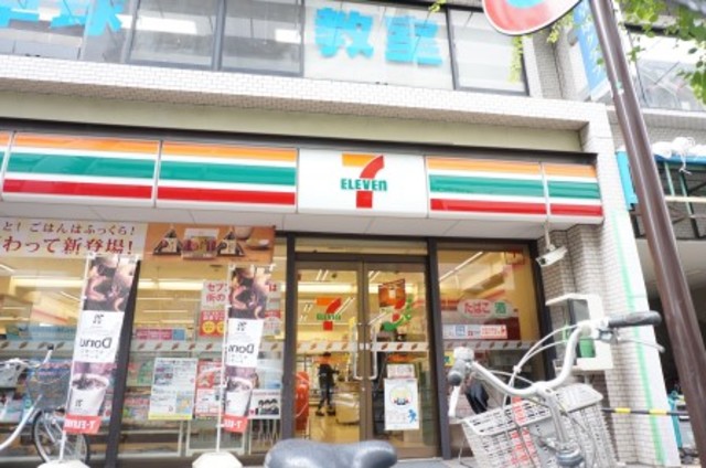 コンビニ　セブンイレブン三鷹駅南通り店（コンビニ）まで733m