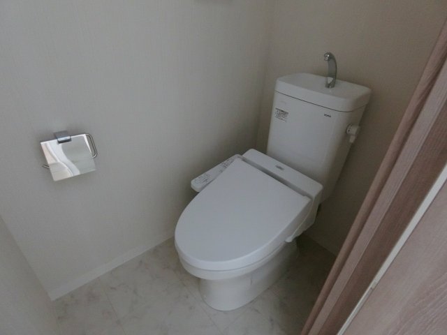 ＪＲ中央線 八王子駅 徒歩7分 10階建 築8年のトイレ写真