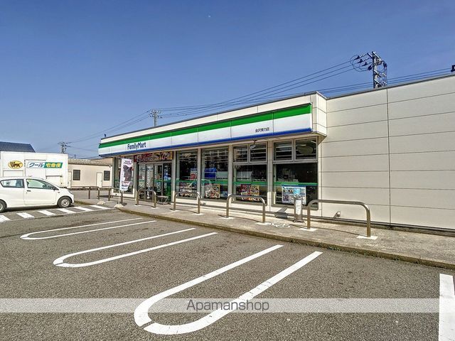 コンビニ　ファミリーマート金沢東力店（コンビニ）まで737m