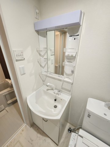 洗面設備　同メーカー施工　別部屋イメージ写真