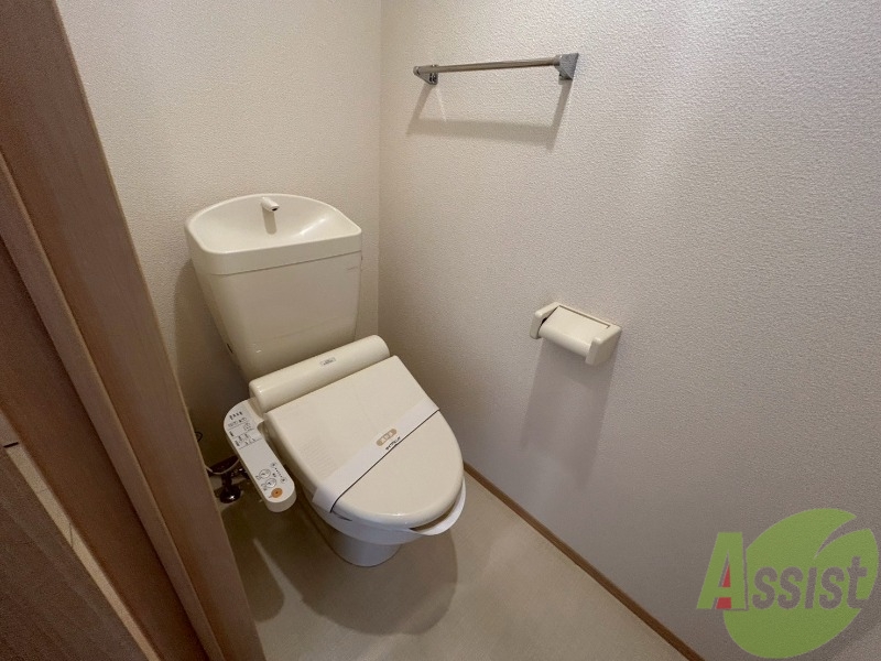 トイレ　トイレは温水洗浄便座です。シンプルな雰囲気になっています。