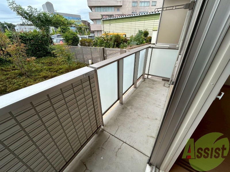 バルコニー　バルコニーが付いているので晴れた日は洗濯物が沢山干せますね。