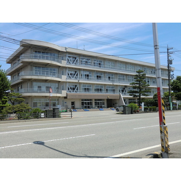 小学校　富山市立萩浦小学校（小学校）まで533m