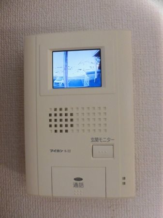 セキュリティ　来客者が確認出来るモニター付インターホンです。