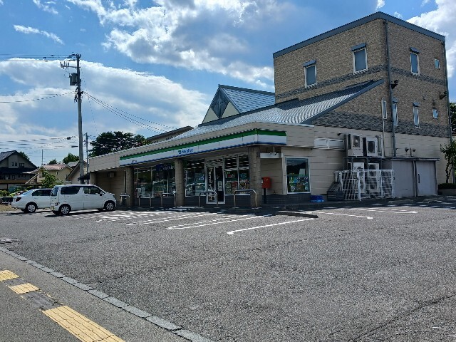 コンビニ　ファミリーマート盛岡三ツ割店（コンビニ）まで615m