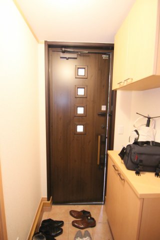 玄関　※同タイプ別部屋の参考写真になります