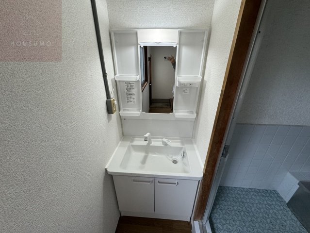 洗面設備　独立洗面化粧台が付いています