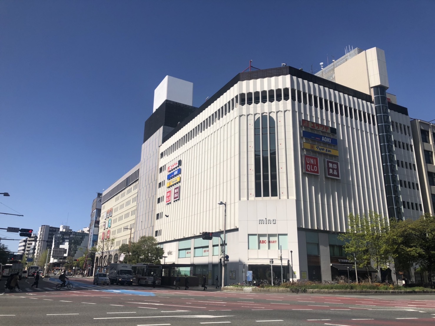 スーパー　イオンショッパーズ福岡店（スーパー）まで581m