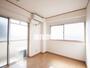 居室・リビング　窓が２面にあり明るいお部屋です