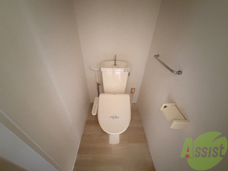 トイレ　トイレは温水洗浄便座です。シンプルな雰囲気になっています。