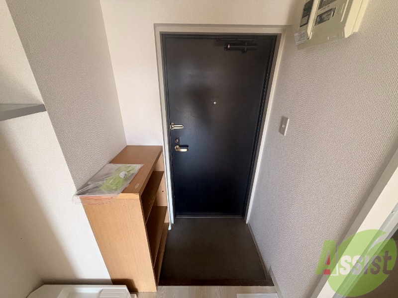玄関　こちらは玄関のお写真です。広々としていて靴の着脱に便利です
