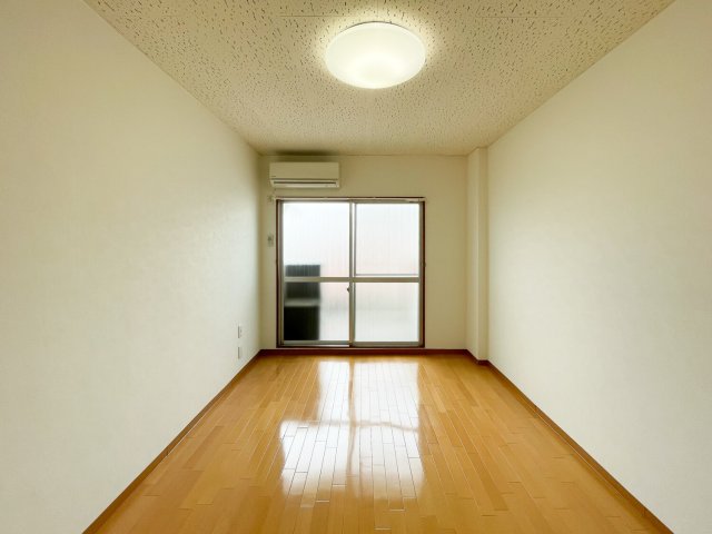 ファーストビルの居間写真
