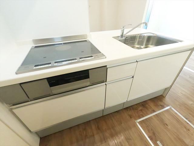 キッチン　お手入れが簡単な3口IHコンロ付き、人気のカウンターキッチン