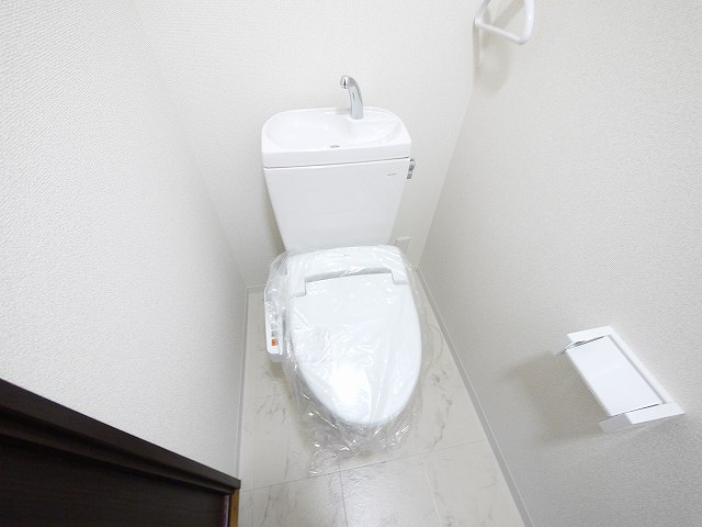 トイレ　落ち着いた色調のトイレです