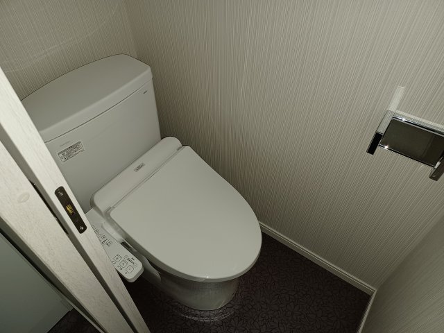 トイレ　落ち着いた色調のトイレです
