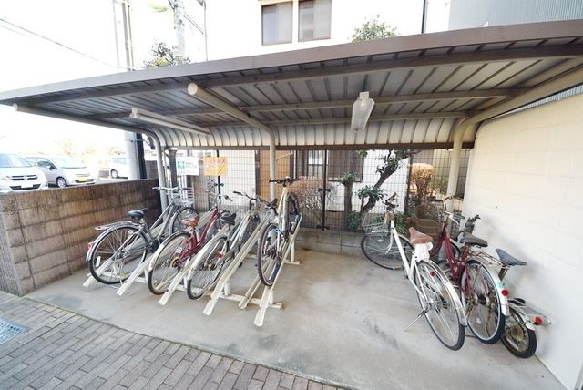 その他共有部分　★屋根付きの駐輪場です。