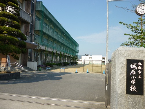 小学校　丸亀市立城辰小学校（小学校）まで1577m