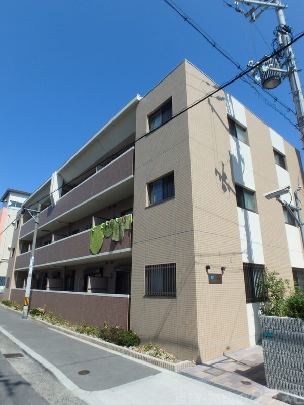 【大阪市平野区流町のマンションの建物外観】