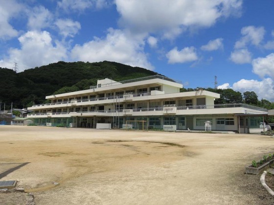 【岡山市北区御津野々口のアパートの小学校】