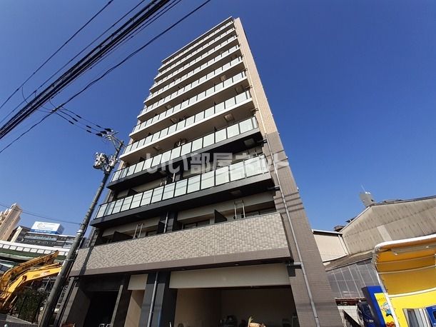 【ＬＩＶＩＡＺ　ＫＯＢＥ　ＣＲＥＳＴの建物外観】