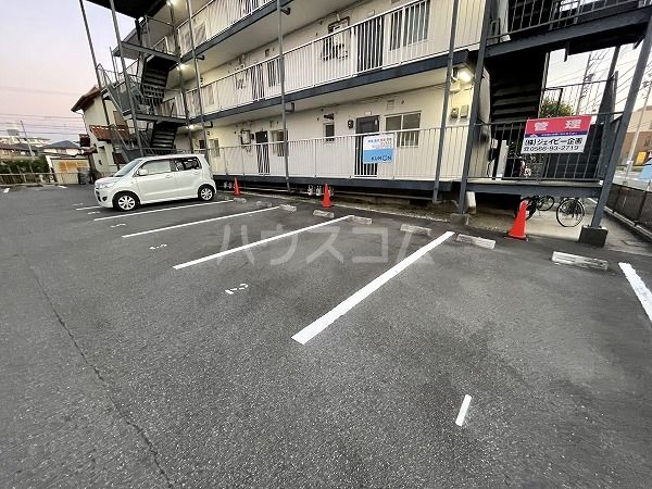 【岡崎市上地のマンションの駐車場】