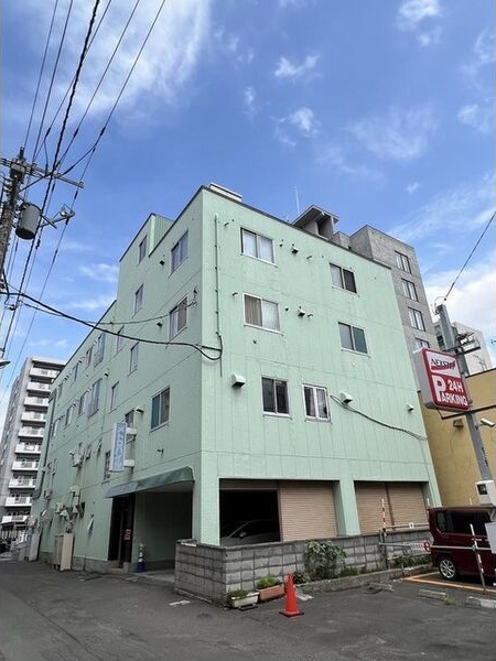 札幌市北区北二十四条西のマンションの建物外観