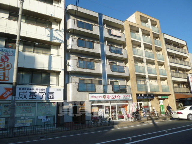 京都市山科区竹鼻竹ノ街道町のマンションの建物外観