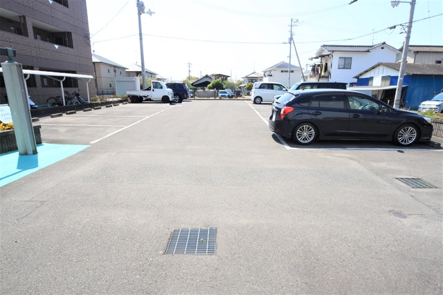 【伊予市下吾川のマンションの駐車場】