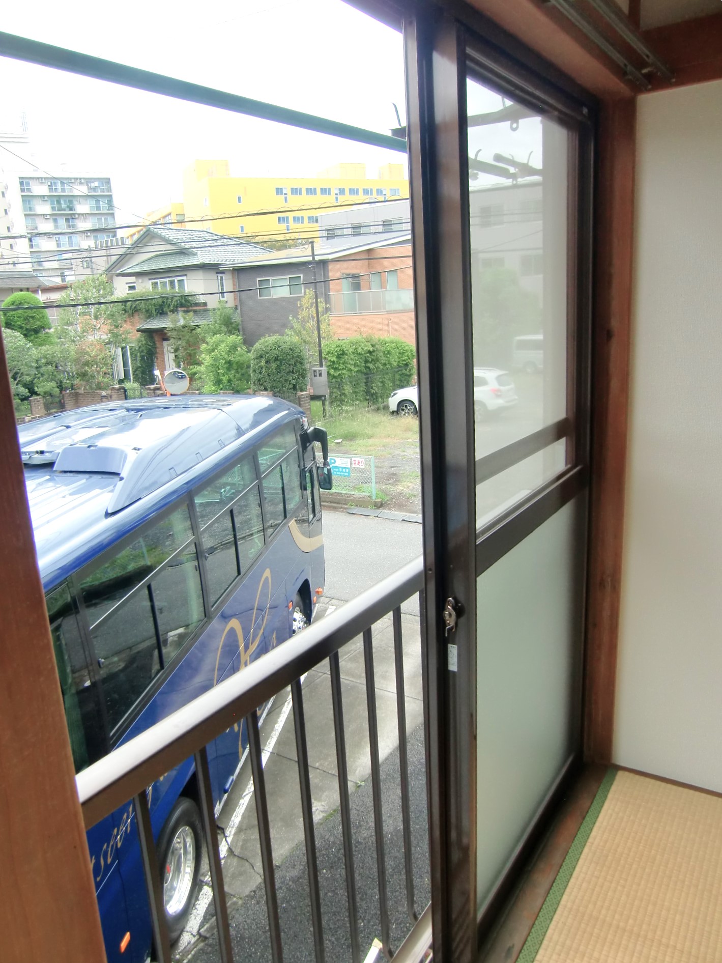 その他　前が駐車場で視界が開けています