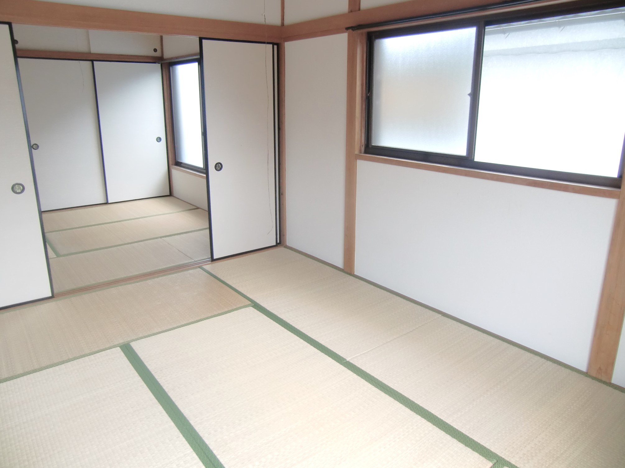 居室・リビング　南面２室、角部屋、２面採光で明るいお部屋です！（６帖）