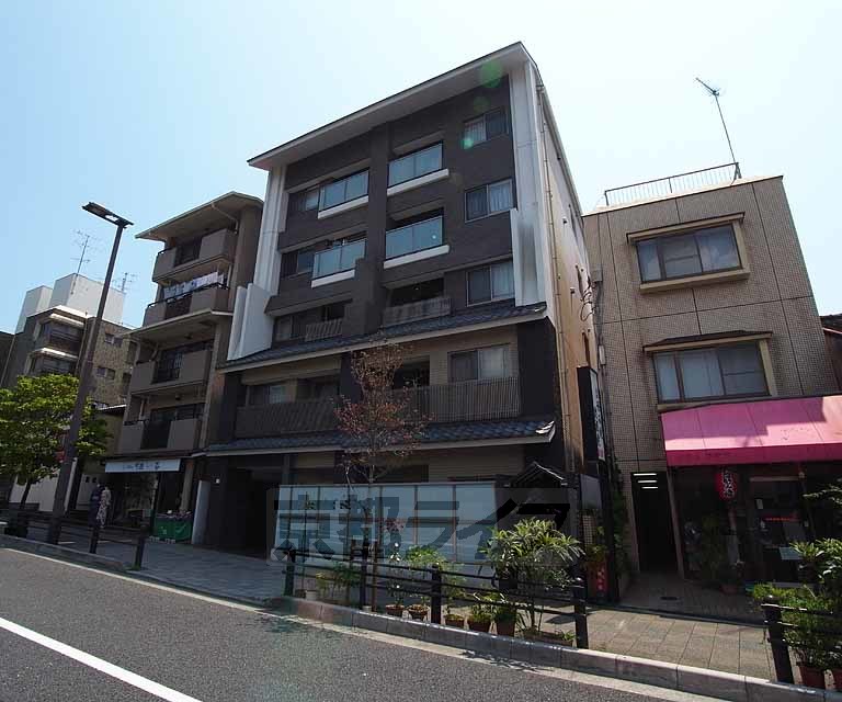 京都市東山区東町のマンションの建物外観